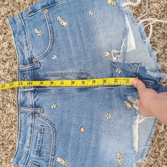 American Eagle bue floral embroidered high rise denim cut off mom shorts - Picture 5 of 11